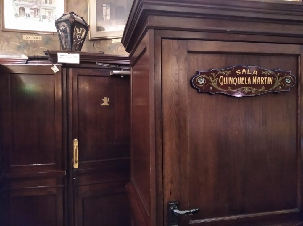 Accès à la salle Quinquela Martín, connue sous le nom "La Bodega", du Café Tortoni à Buenos Aires