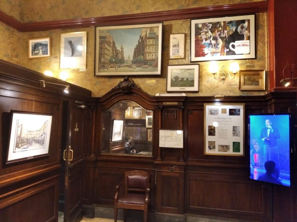 Accès aux toilettes du Café Tortoni à Buenos Aires