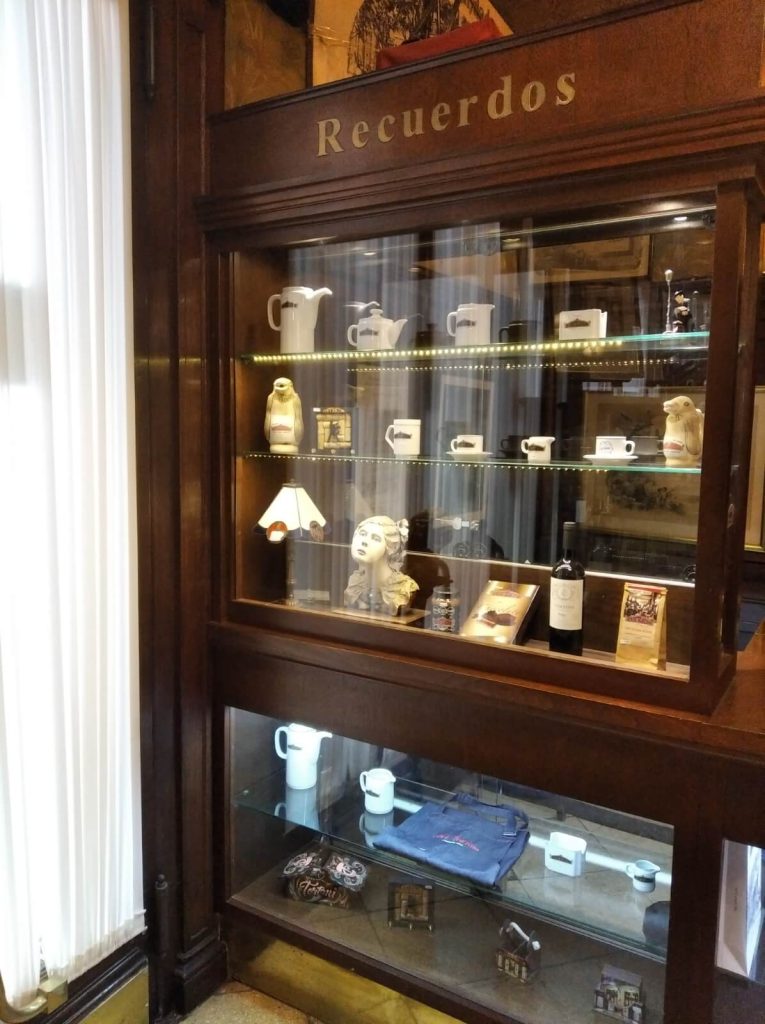 Vitrine de la boutique de souvenirs du Café Tortoni à Buenos Aires
