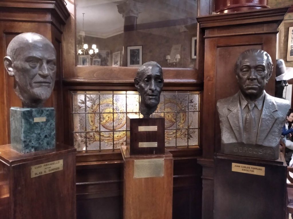 Bustes à l'effigie de Luigi Pirandello et Jorge Luis Borges au Café Tortoni à Buenos Aires