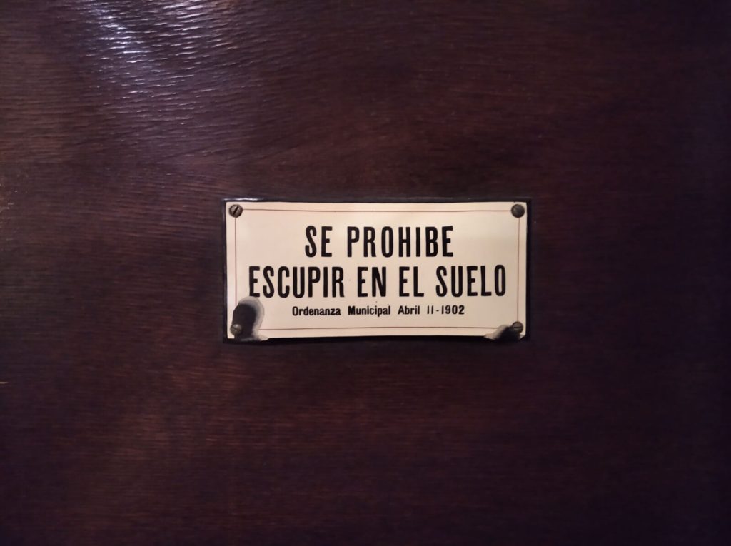 Affichette du Café Tortoni à Buenos Aires indiquant qu'il est interdit de cracher par terre