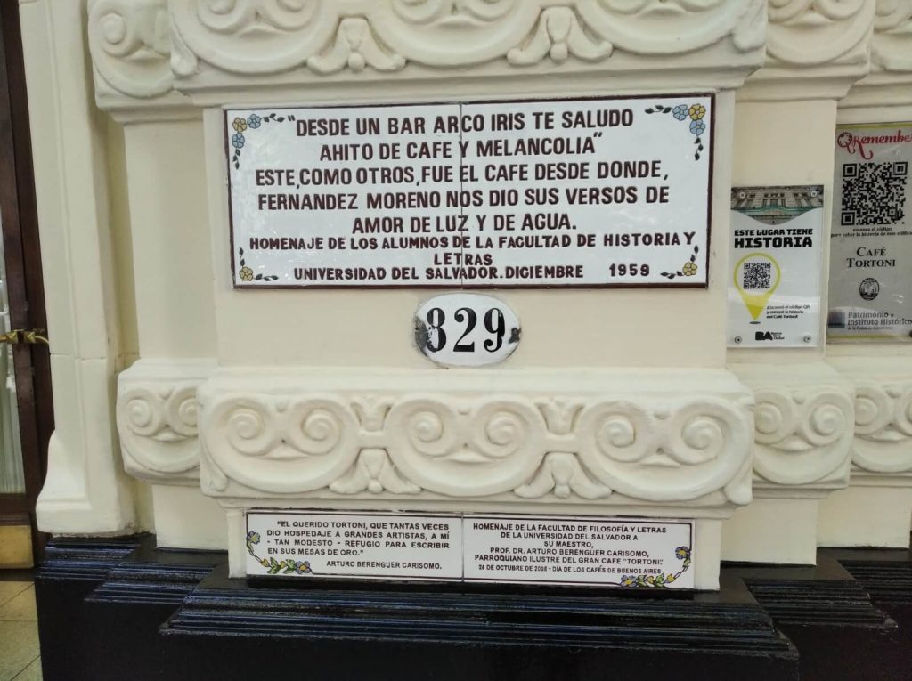 Plaque rendant hommage au Café Tortoni, sur la façade de l'établissement au 829 Avenida de Mayo à Buenos Aires