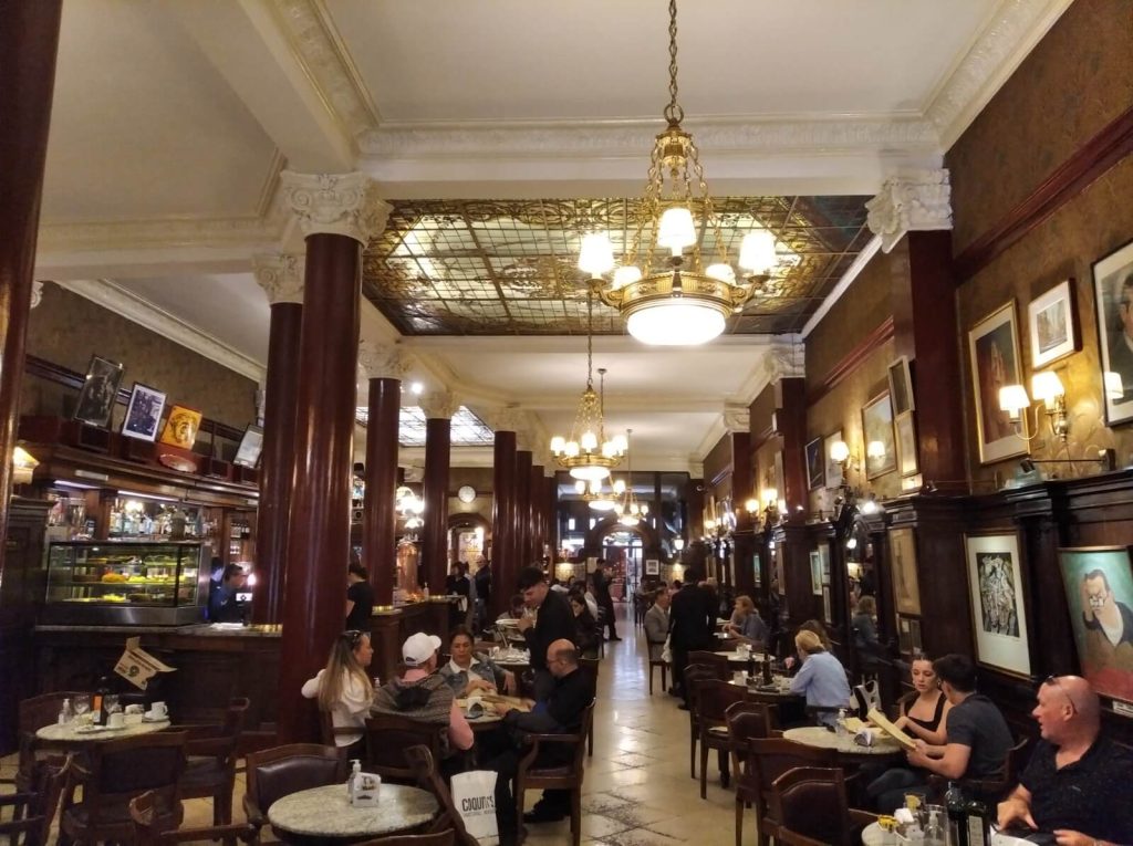 Salle principale du Café Tortoni à Buenos Aires (vue depuis l'entrée)