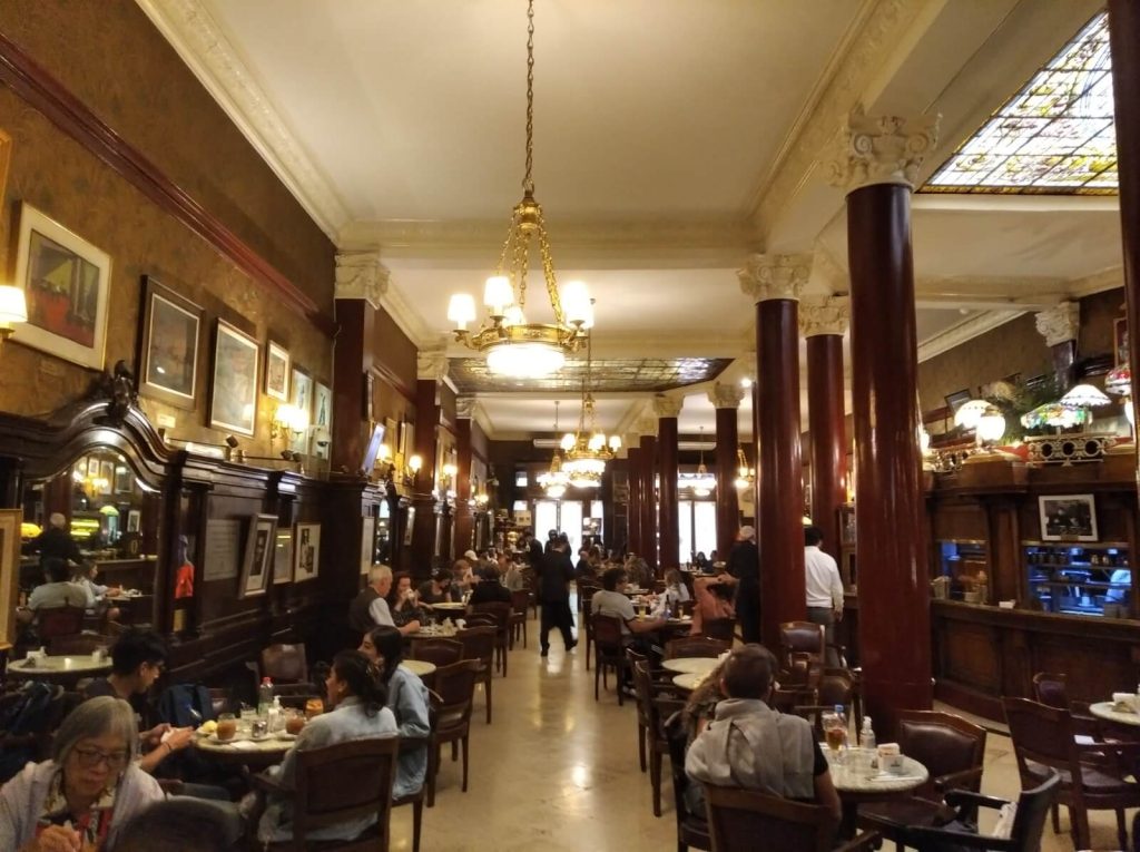 Salle principale du Café Tortoni à Buenos Aires (vue depuis le fond)