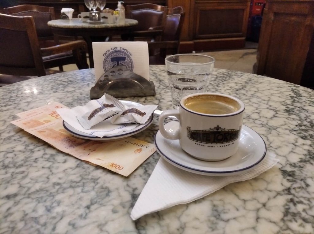 Tasse d'expresso sur une table en marbre du Café Tortoni à Buenos Aires