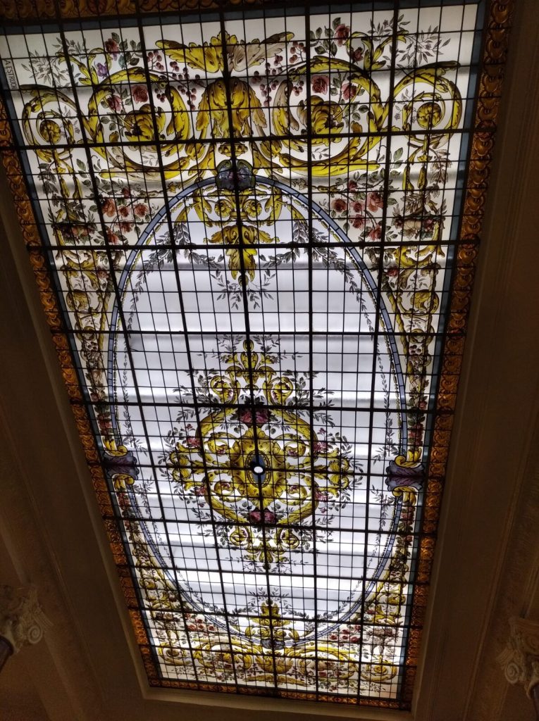 Vitraux au plafond de la salle principale du Café Tortoni à Buenos Aires