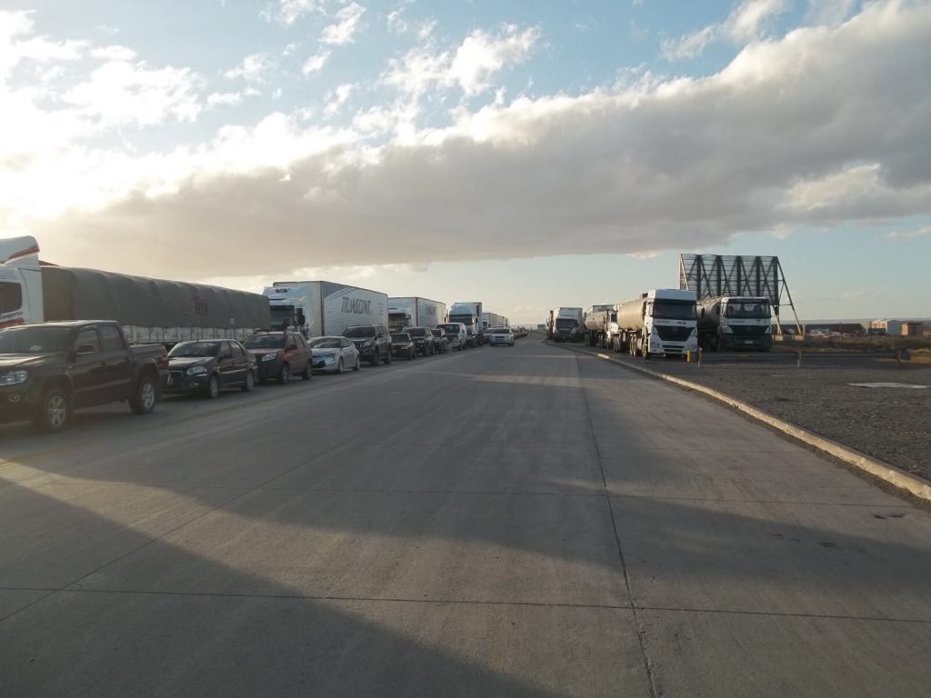 file de véhicules attendant de pouvoir prendre un transbordeur pour pouvoir traverser le détroit de Magellan