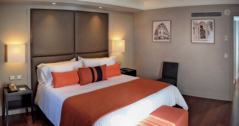 Lit matrimonial dans une chambre de Carles Hotel à Buenos Aires