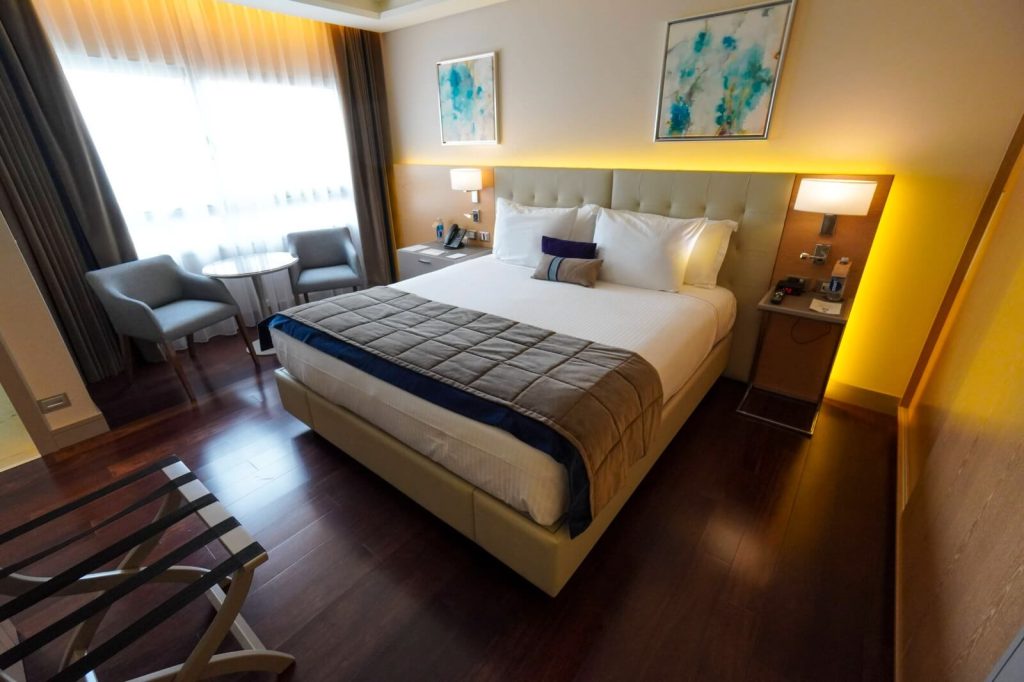 Lit matrimonial dans une chambre de Palladio Hotel Buenos Aires – MGallery