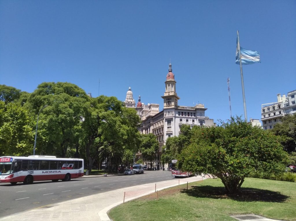 Jour ensoleillé sur l'Avenida de Mayo à Buenos Aires
