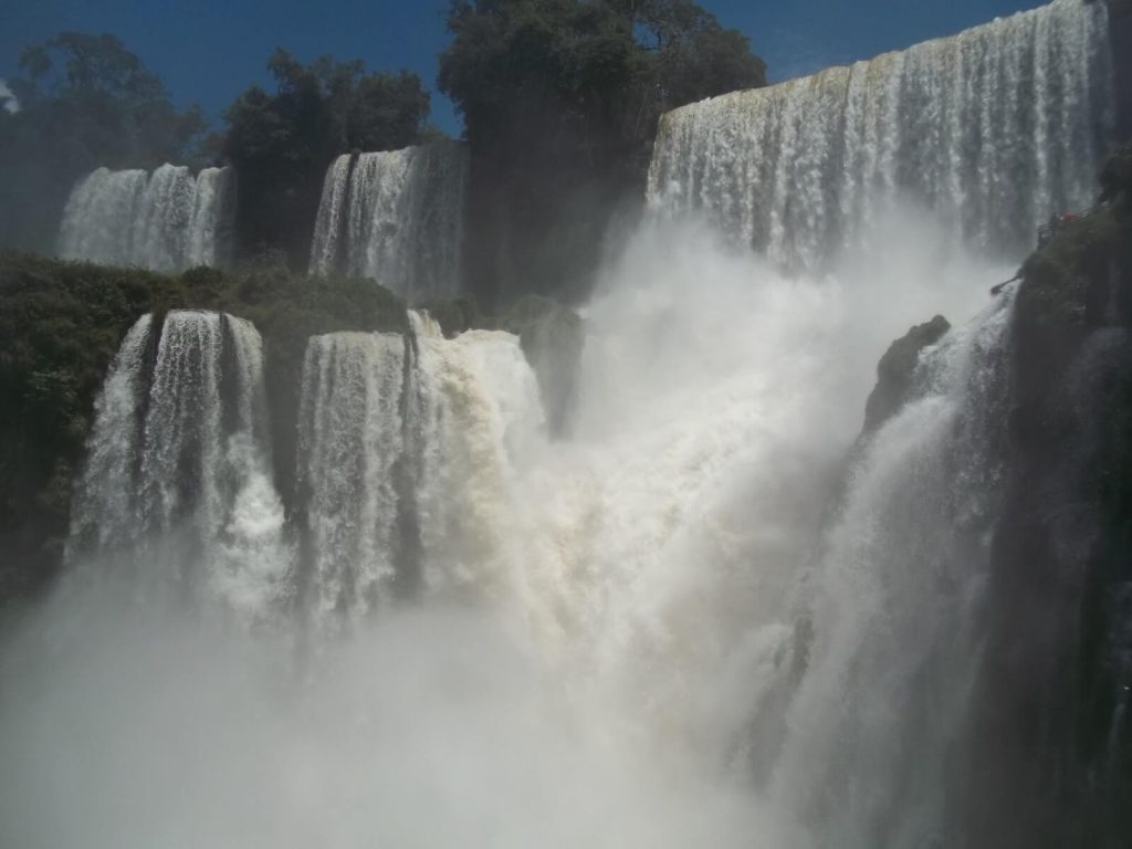 Puissance des chutes d'Iguazu dans le nord-est de l'Argentine