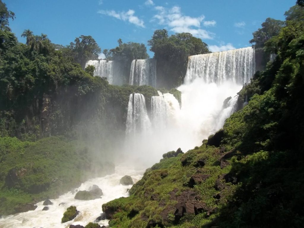 Vue sur les chutes d'Iguazu depuis le circuit inférieur, du côté argentin