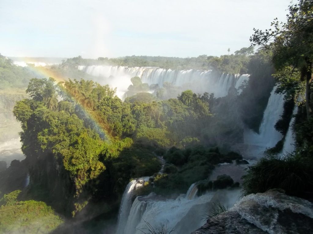 Vue sur les chutes d'Iguazu depuis le circuit supérieur, du côté argentin