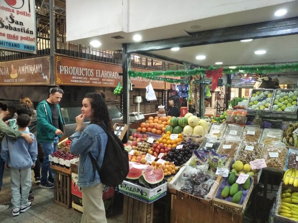 Vendeur de fruits et légumes au marché de San Telmo à Buenos Aires