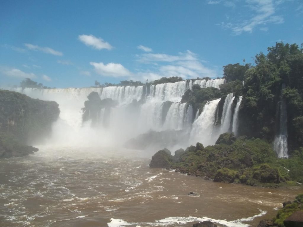 llustration de l'article de blog du site argentinamo.com sur le thème "Chutes d’Iguazu : faut-il choisir le côté argentin ou brésilien ?"