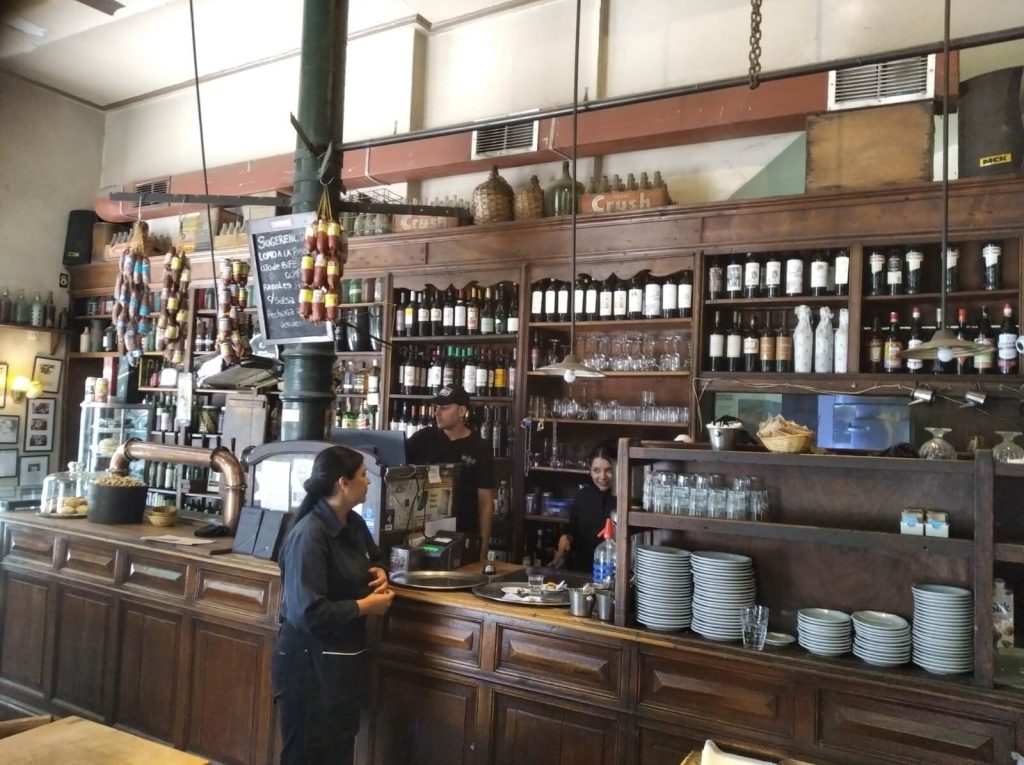 Comptoir du bar notable La Poesia à Buenos Aires