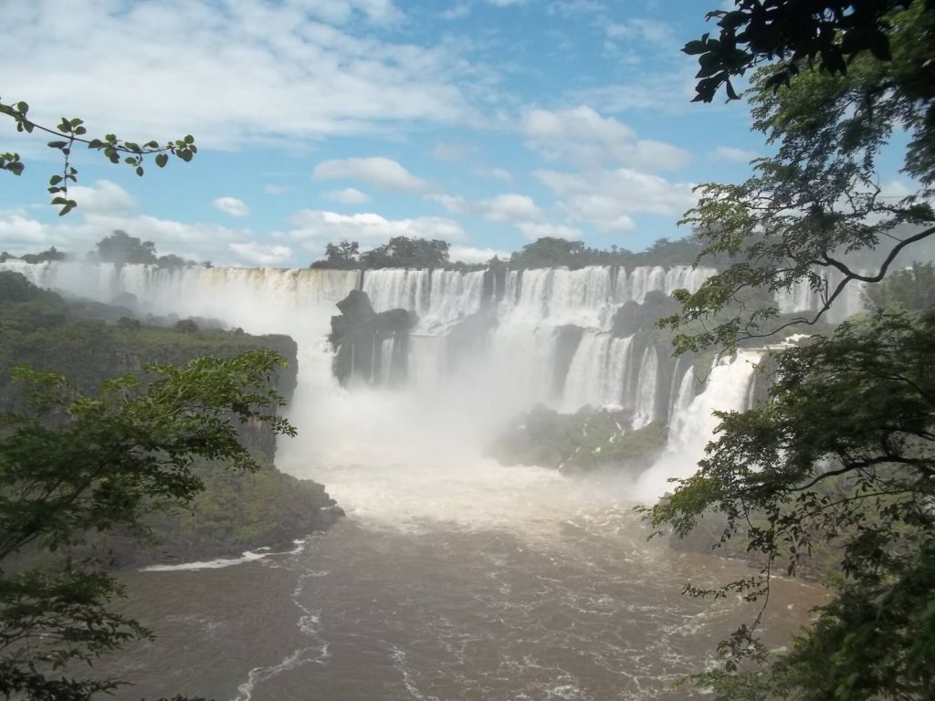 Vue panoramique sur les chutes d'Iguazu depuis le parc national argentin
