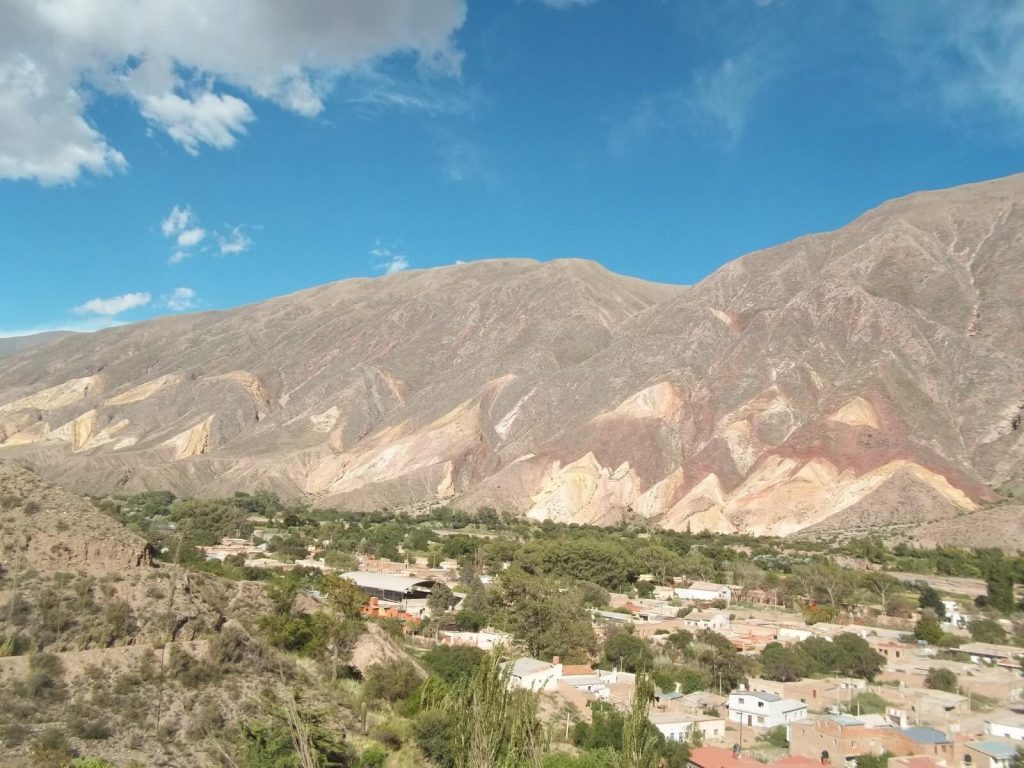 Vue panoramique sur la paleta del pintor entre Tilcara et Maimara en Argentine