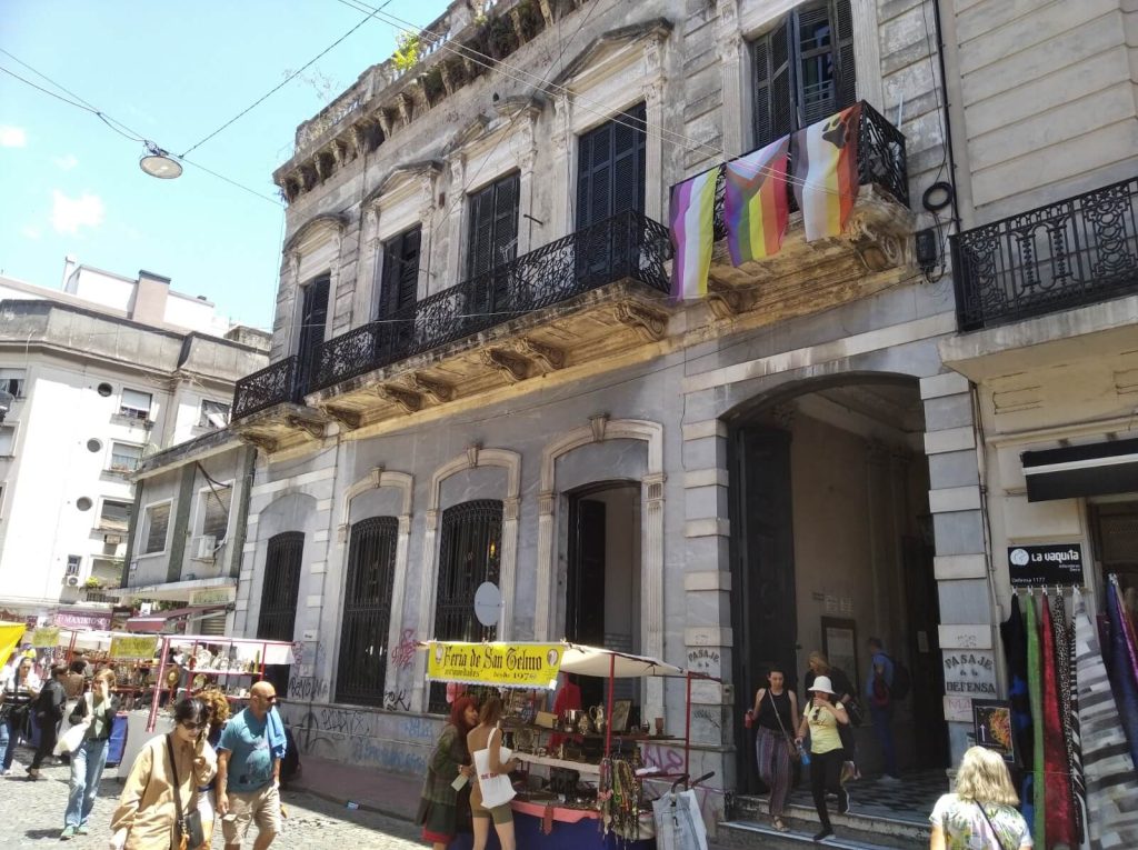 Rue animée lors de la feria de San Telmo à Buenos Aires