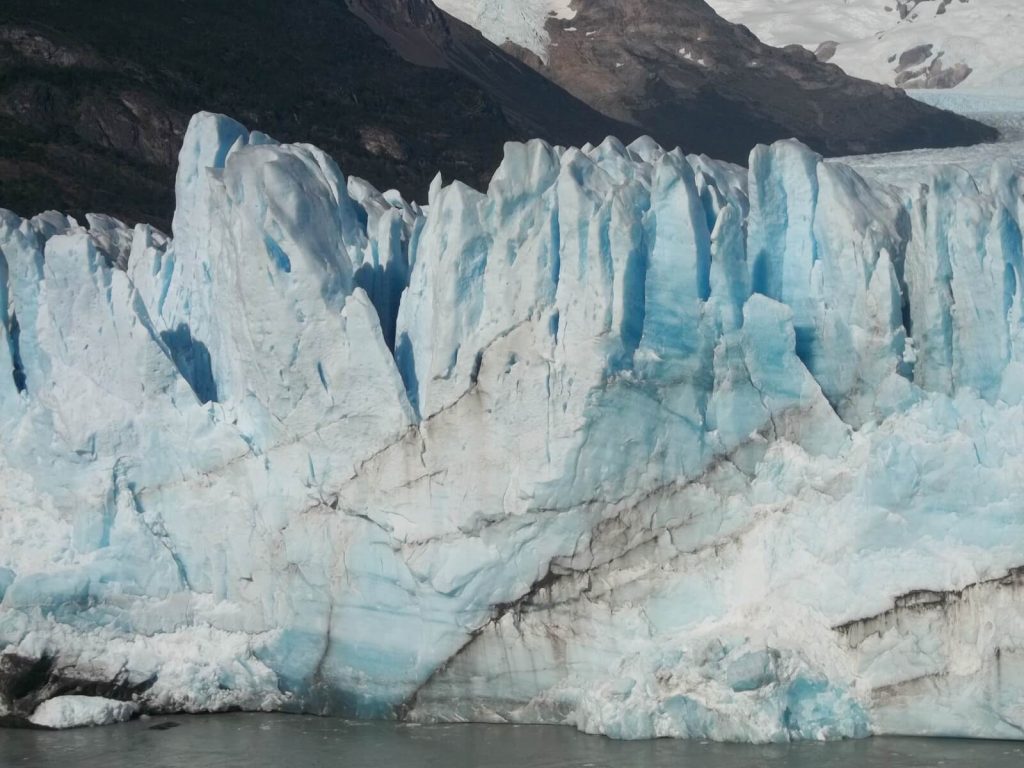 Le glacier Perito Moreno offre un spectacle naturel impressionnant en Patagonie argentine