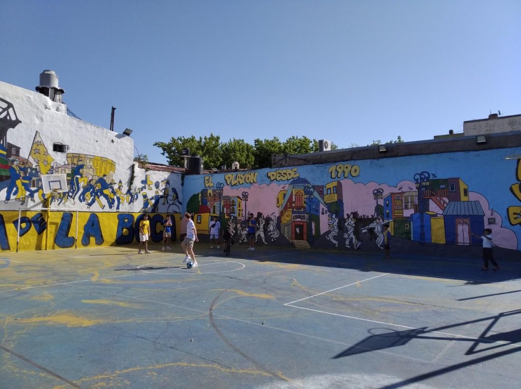 Terrain de sport coloré du quartier de La Boca à Buenos Aires
