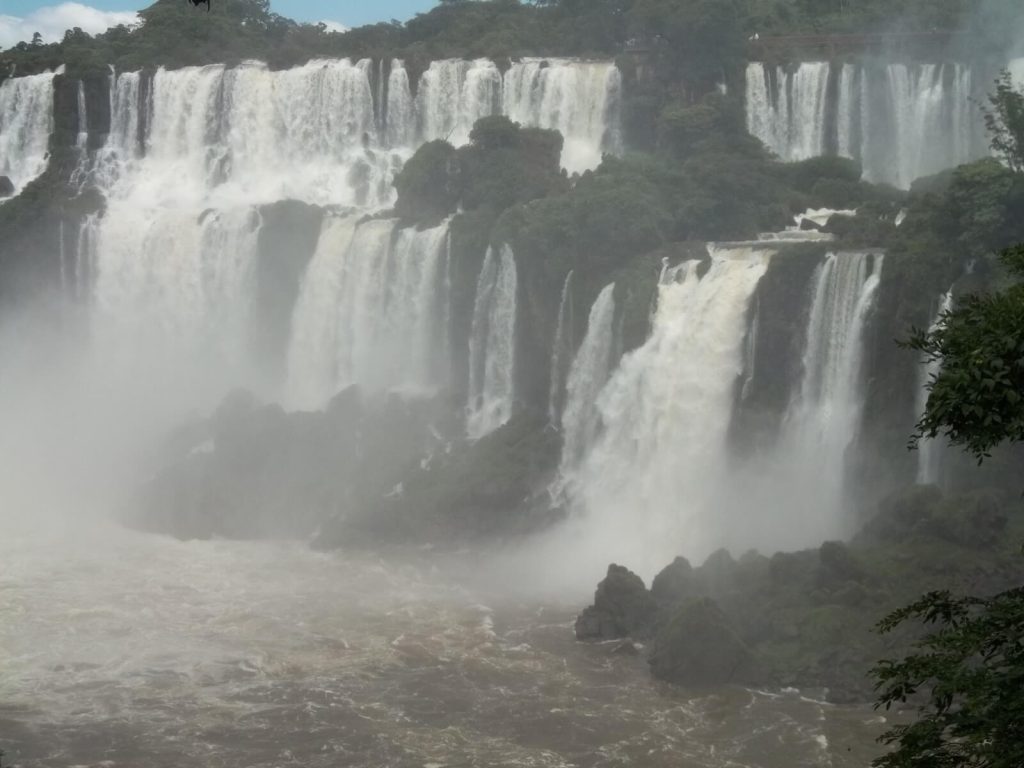 Vue panoramique sur les chutes d'Iguazu du côté argentin
