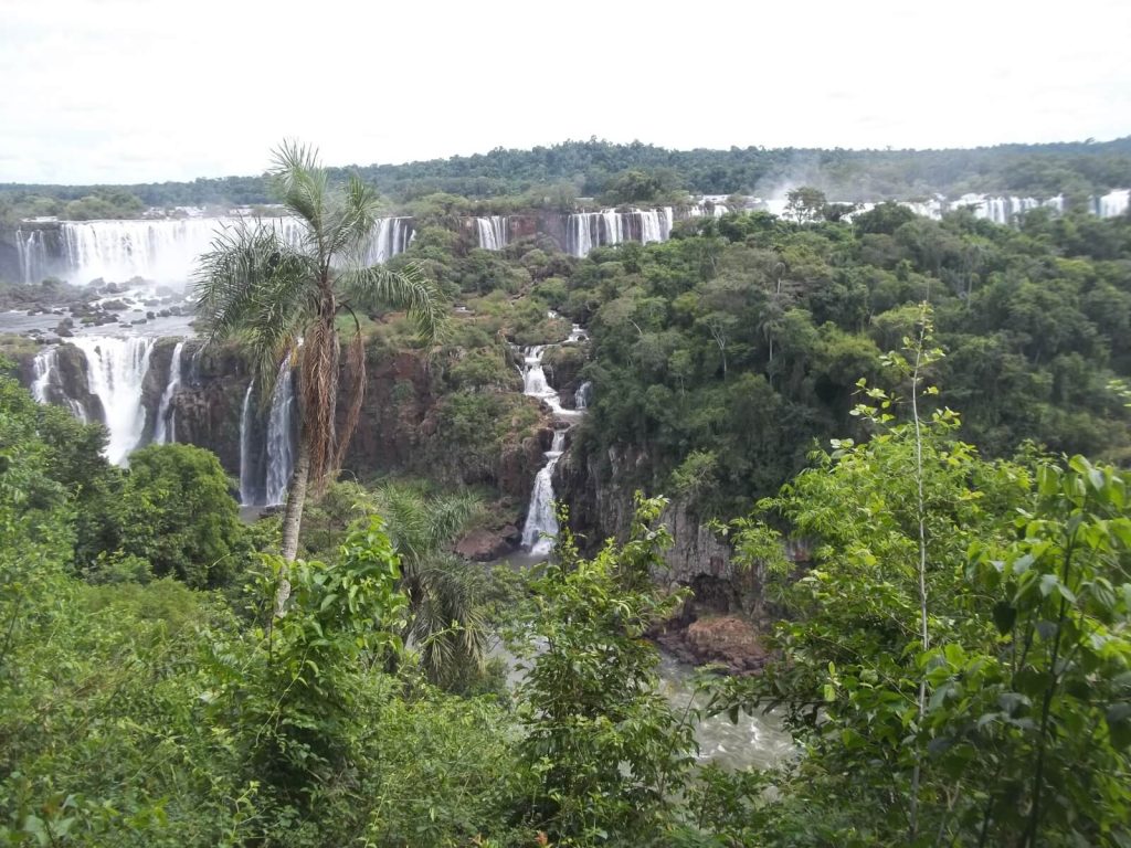 Vue panoramique sur les chutes d'Iguazu du côté brésilien